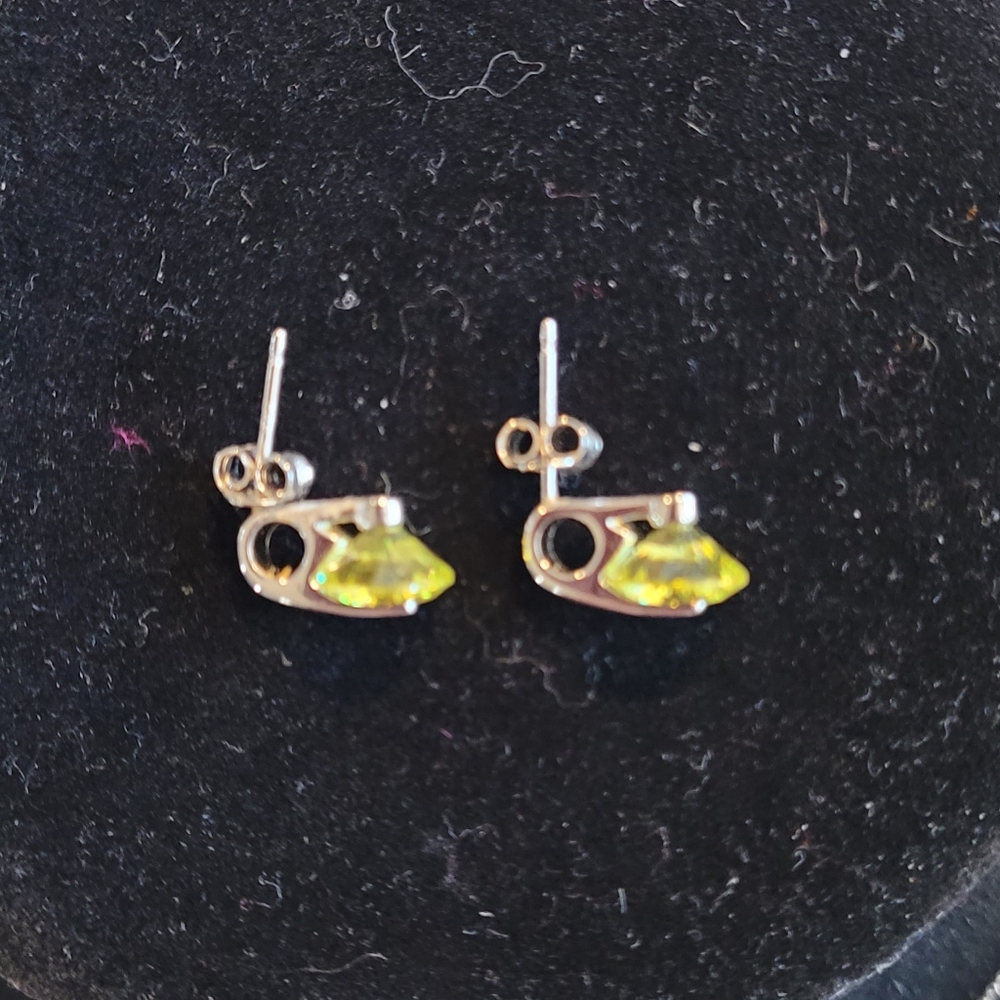 Sterling Silver Peridot Gemstone Pendant & Earrings - Picture 3 of 8